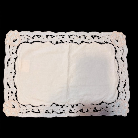 Laura Ashley set of 5 placemats.  12 x 17.  In perfect condition. - Picture 1 of 3